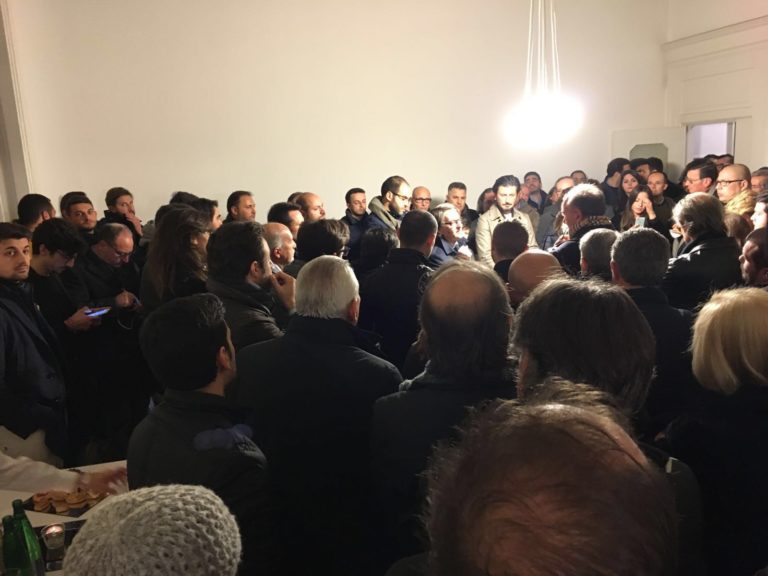 Aversa,  De Cristofaro non si scopre ma mostra i muscoli: in 200 per l’incontro delle civiche