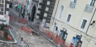 Aversa: rotto un tubo della rete fognaria, da due giorni non si lavora in via Roma. Commercianti esasperati