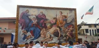 FOTO Aversa: Madonna dell’Arco, i devoti di via Portanova portano in strada l’Incoronazione della Vergine