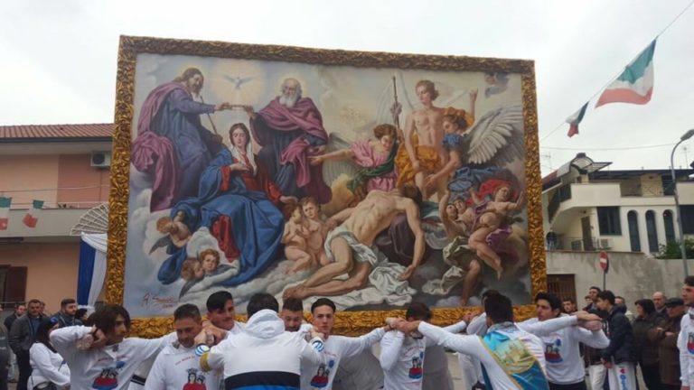 FOTO Aversa: Madonna dell’Arco, i devoti di via Portanova portano in strada l’Incoronazione della Vergine