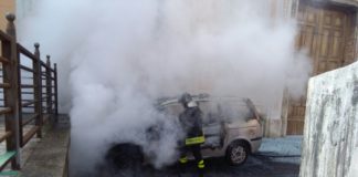 FOTOGALLERY – Santa Maria Capua Vetere: auto in fiamme in pieno centro, intervengono i vigili del fuoco