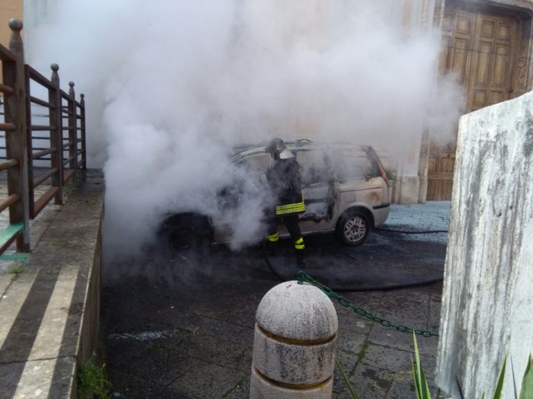 FOTOGALLERY – Santa Maria Capua Vetere: auto in fiamme in pieno centro, intervengono i vigili del fuoco