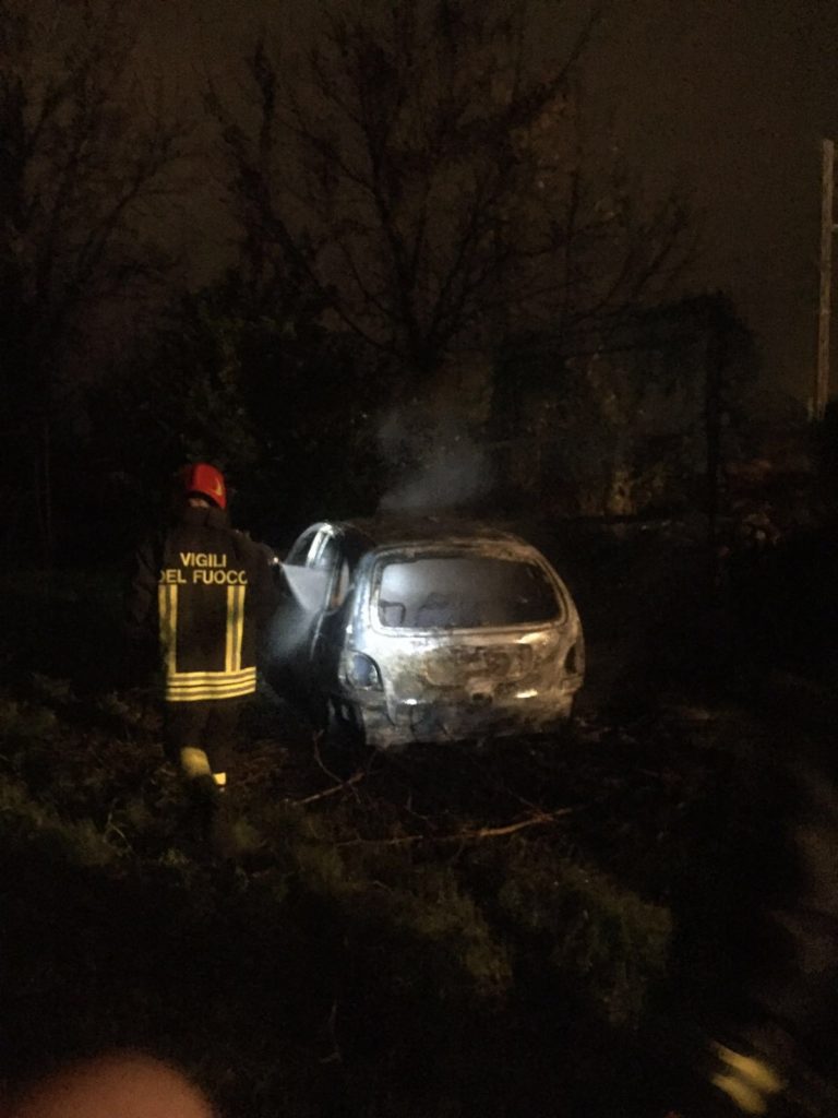 FOTO – Marcianise: auto in fiamme in località Airola, pompieri e carabinieri sul posto