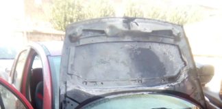 Caserta: fumo dal vano motore, conducente scende e si scatena incendio