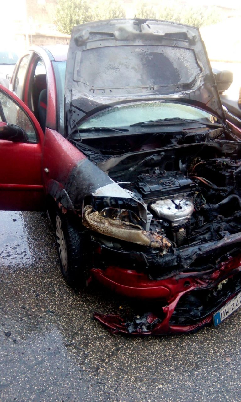 Caserta: fumo dal vano motore, conducente scende e si scatena incendio