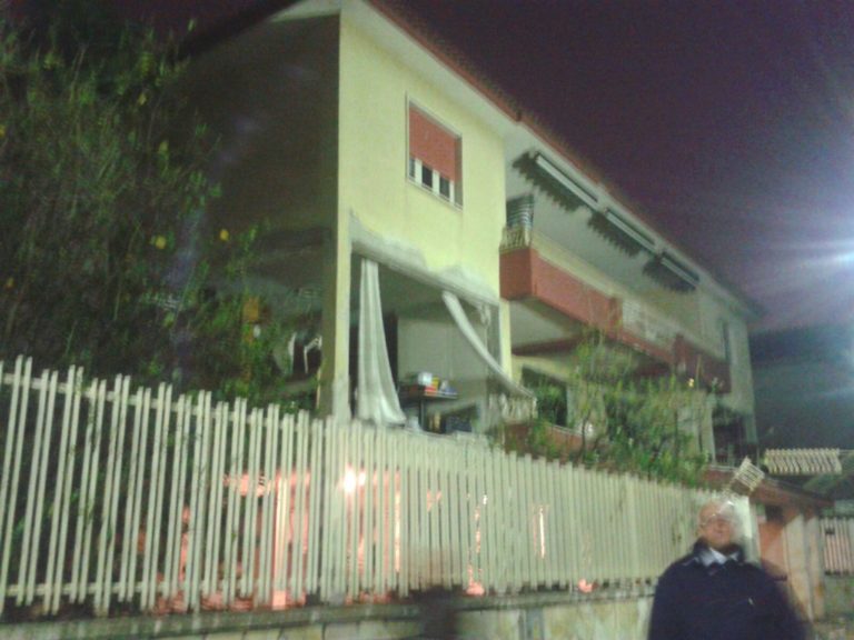 San Cipriano: esplode bombola gas, sventrata abitazione