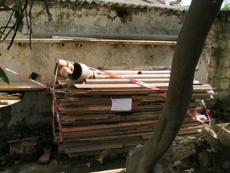 Caserta: eternit nel fabbricato demolito, sequestrato cantiere