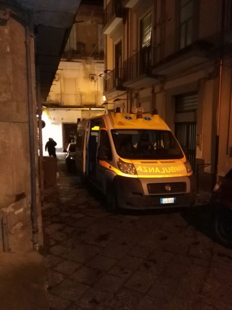 Capua: anziana sola in casa cade e non riesce a rialzarsi, vigili costretti a sfondare porta per soccorsi