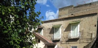 FOTO Recale: crolla solaio di edificio abbandonato in un cortile