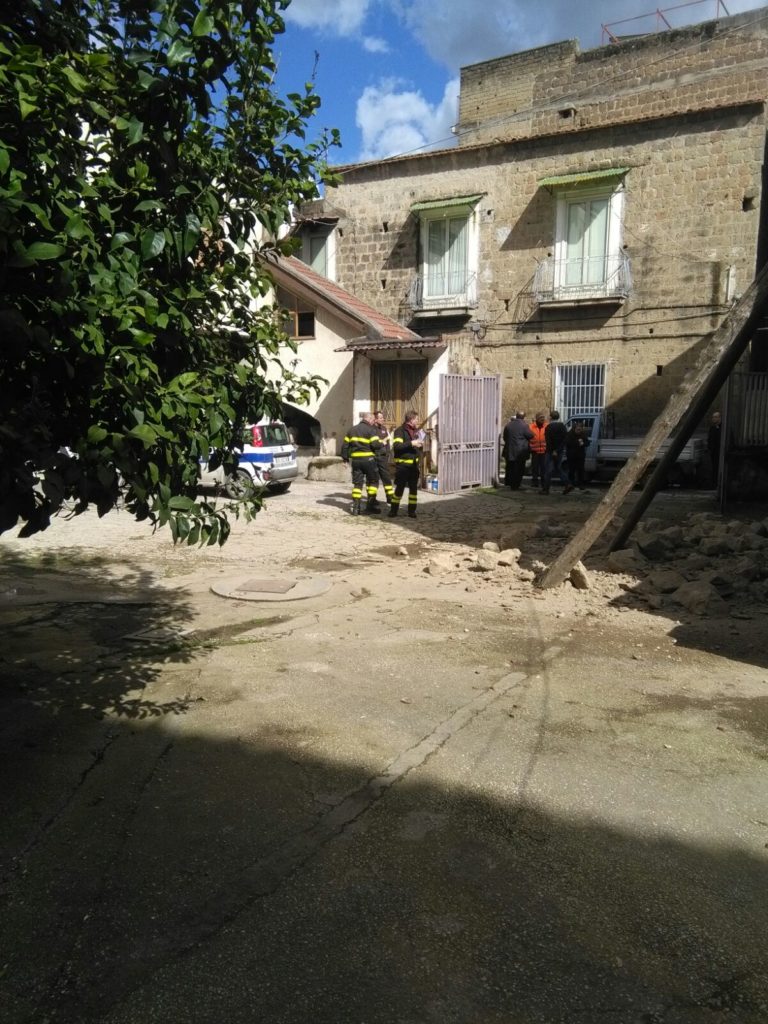 FOTO Recale: crolla solaio di edificio abbandonato in un cortile