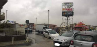 FOTO Orta di Atella: auto intrappolate in enormi buche e alberi abbattuti, è il festival del degrado urbano