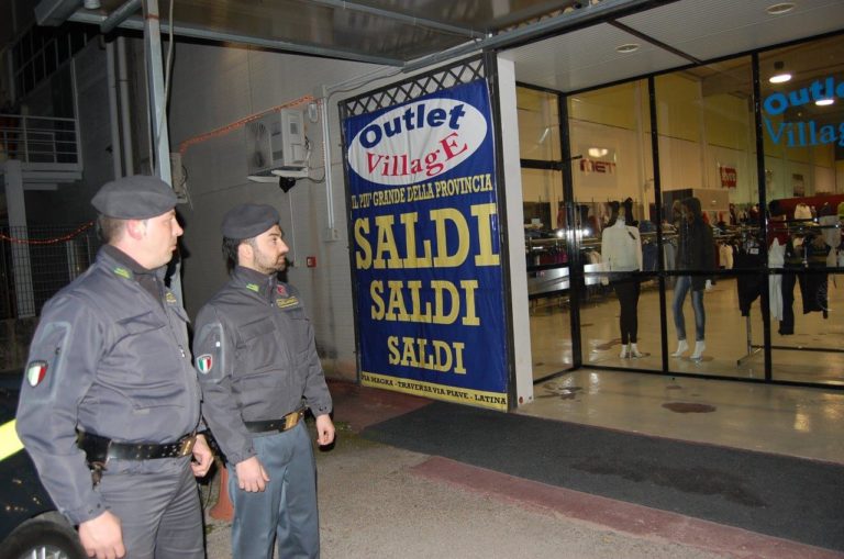Marcianise: colpo al mercato delle false griffe, sequestrato opificio e 120mila capi pronti a esser venduti