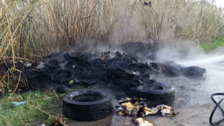 Mondragone : pneumatici in fiamme, intervengono vigili del fuoco