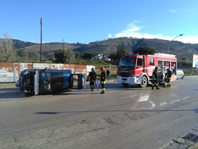 FOTO – Caserta: auto si ribalta in via Falcone a due passi dal comando dei vigili del fuoco