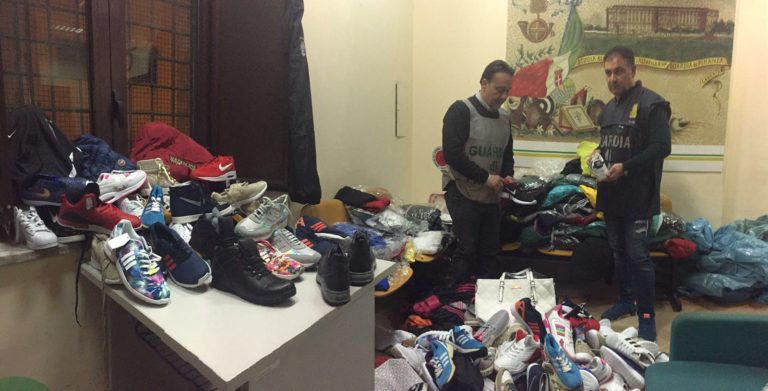 Maddaloni: scarpe e abbigliamento di note griffe venduti in appartamento, era tutto falso. Denunciato