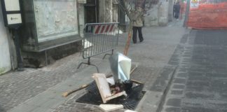 Aversa: auto distrugge cestino getta carte in via Roma