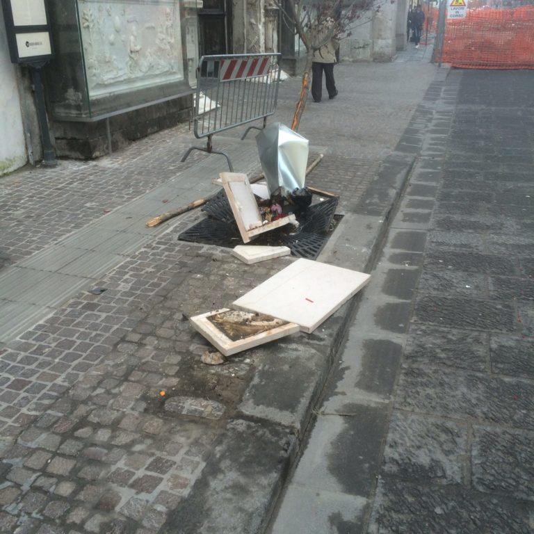 Aversa: auto distrugge cestino getta carte in via Roma