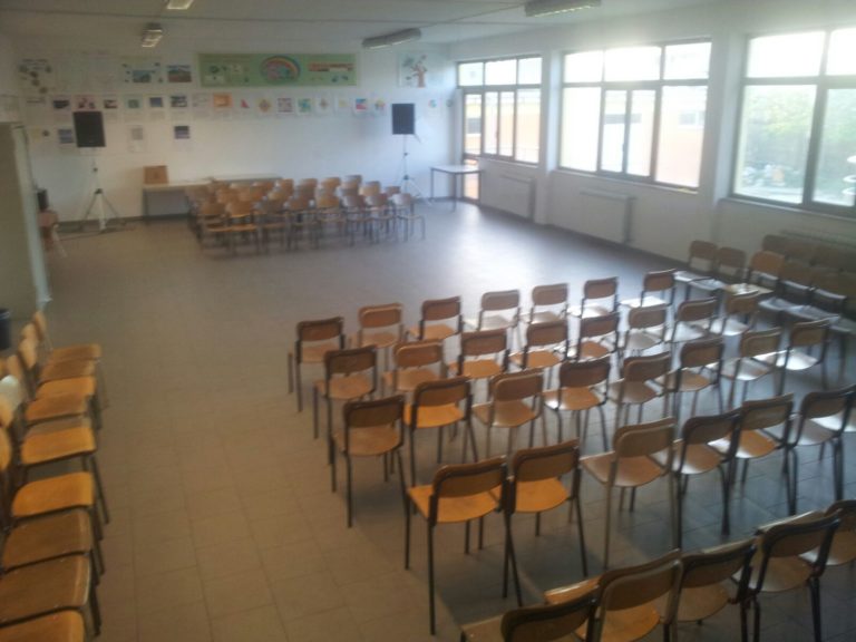 Casapesenna, arrivano nuovi banchi e sedie. De Rosa: “istruzione è priorità”
