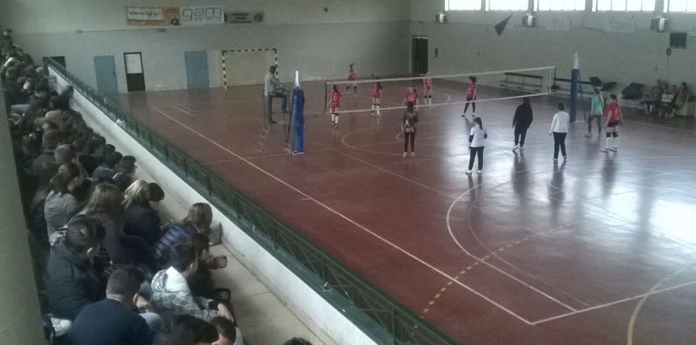 Orta di Atella, blitz della Polizia: sigilli al Palazzetto dello sport. Inagibile e chiuso ma veniva utilizzato lo stesso. Convenzione tra società e Comune scaduta nel 2013