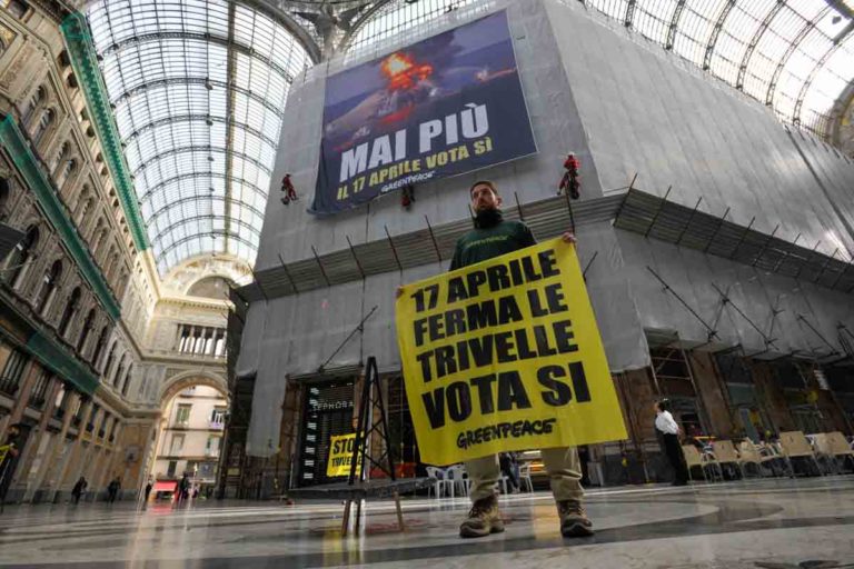 Trivelle, blitz Greenpeace in Galleria Umberto a Napoli