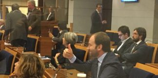 No all’olio di palma nelle mense, Zinzi in aula con barattolo Nutella