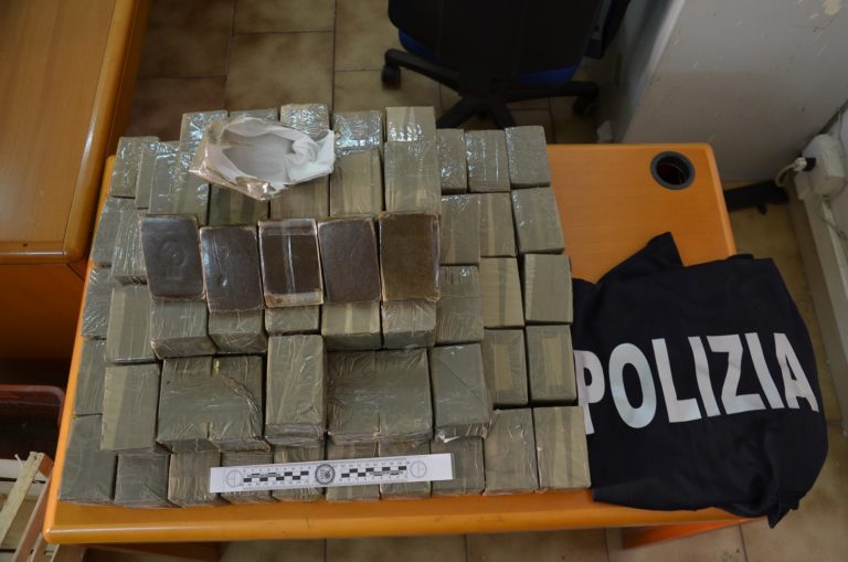 Maddaloni: blitz in un casolare, trovati 50 kg di hashish. Due arresti