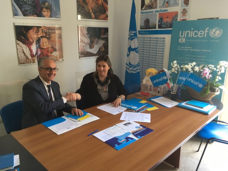 Caserta città amica dei bambini, Carlo Marino firma il manifesto dell’Unicef