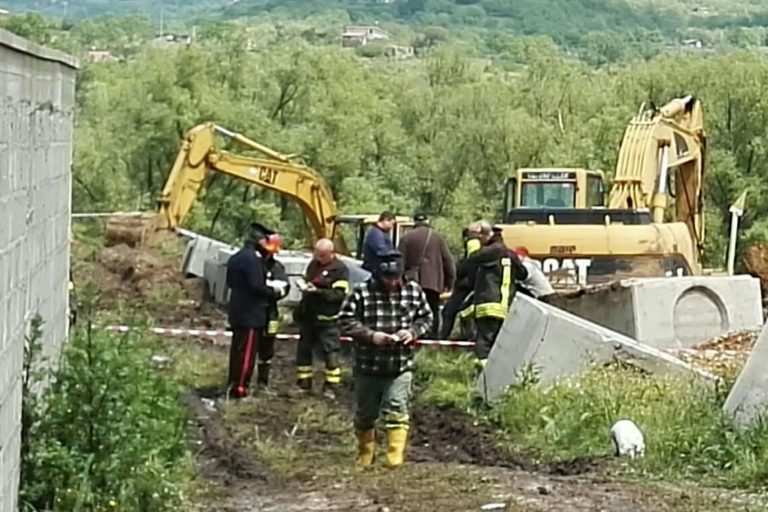 Tragedia a Montella: lavorava alla rete fognaria, operaio travolto e ucciso da terreno