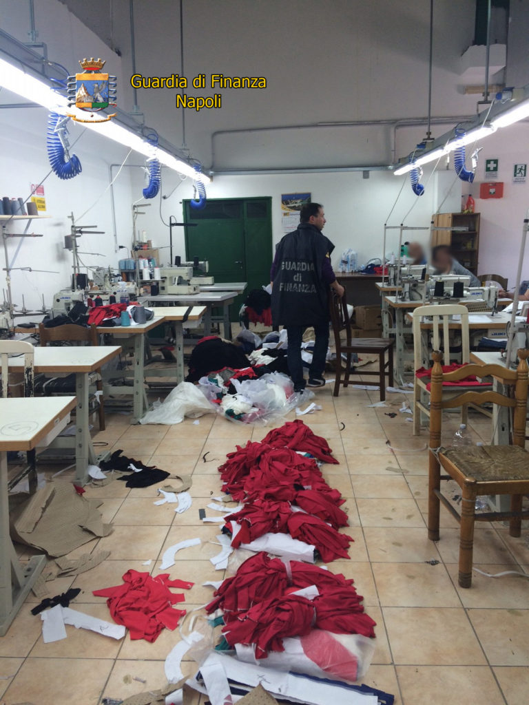 Striano: scoperto opificio clandestino protetto da telecamere, sei lavoratori in nero