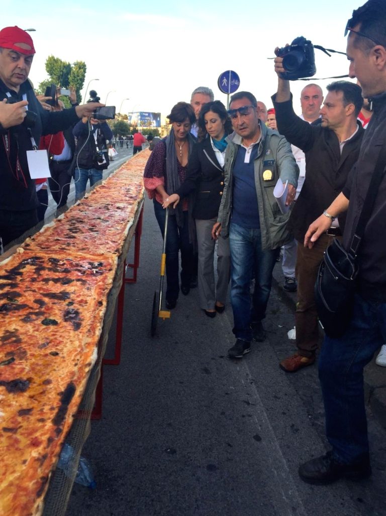 A Napoli la pizza più lunga del mondo, misura 1,8 chilometri
