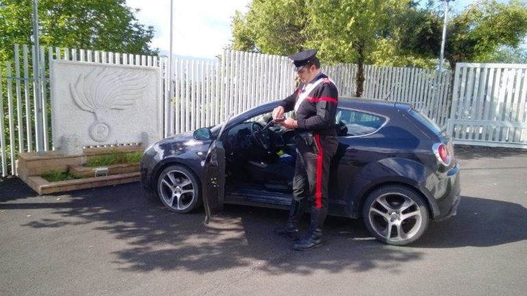 Cerreto Sannita:  viola posto di blocco, abbandona l’auto e fugge a piedi