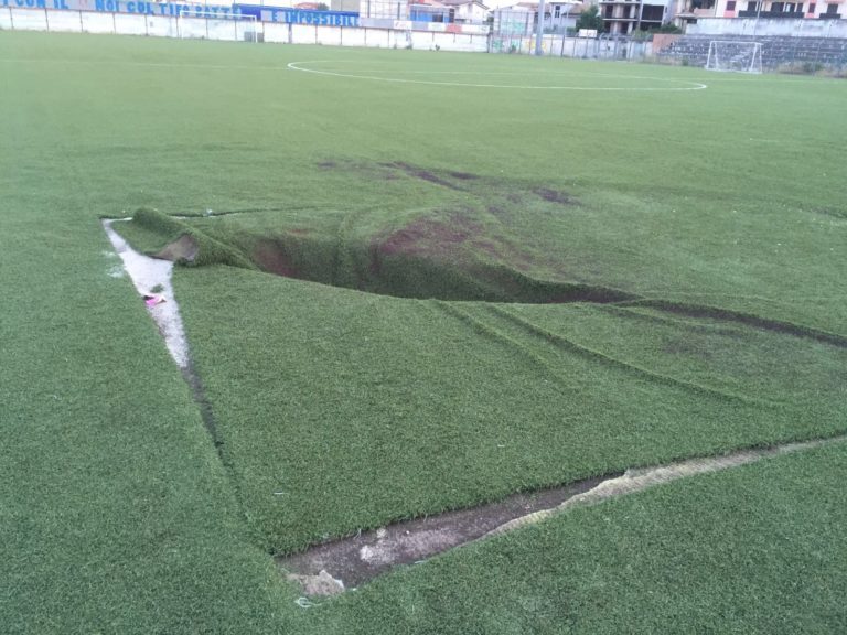 FOTO – Orta di Atella: voragine nel campo sportivo comunale, un altro prodotto doc locale