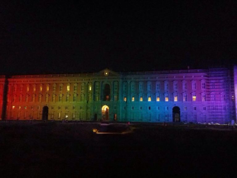 Caserta. un successo il Campania Pride, illuminazione arcobaleno per la Reggia