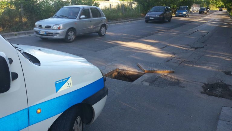 Aversa: tombino aperto in via Nobel, interviene la Polizia Municipale