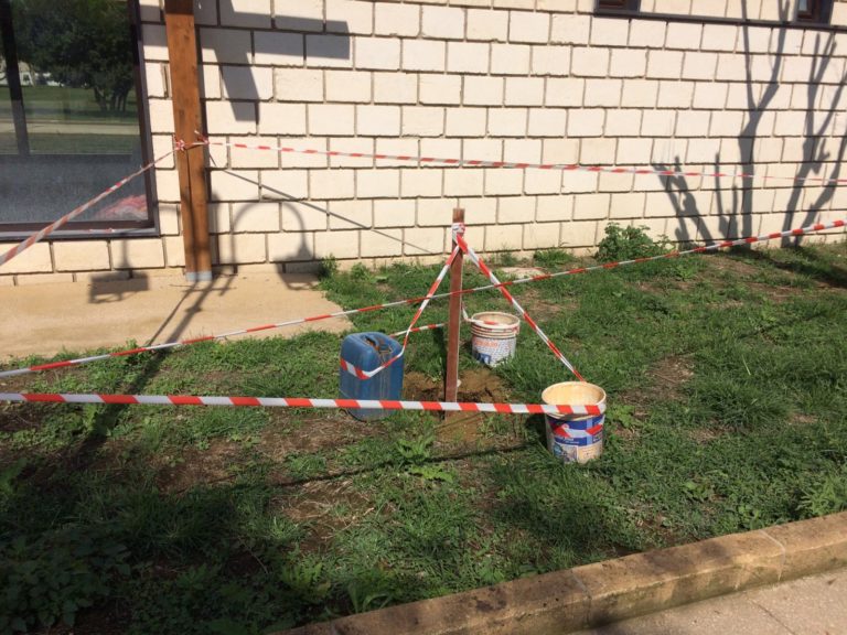 Aversa: buca al Parco Pozzi appena aperto,  ecco l’incredibile messa in sicurezza FOTO