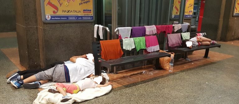 Aversa, famiglia vive e dorme nella stazione.I Verdi: dove sono i servizi sociali?