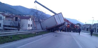 Santa Maria a Vico: auto giù dal ponte, illeso