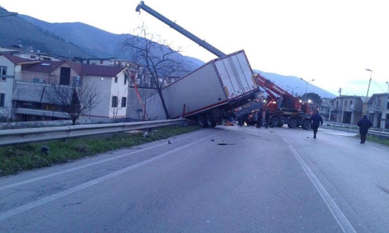 Santa Maria a Vico: auto giù dal ponte, illeso