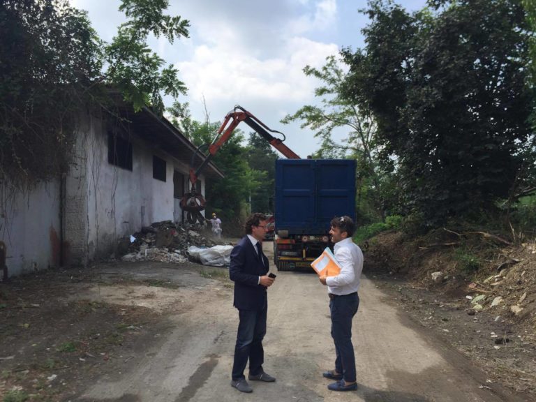 Acerra, vandali bloccano rimozione rifiuti: sopralluogo del sindaco