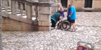 VIDEO – Barriere architettoniche, M5S: Scandalo Certosa Padula, disabile costretta a camminare carponi