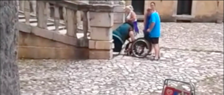 VIDEO –  Barriere architettoniche, M5S: Scandalo Certosa Padula, disabile costretta a camminare carponi