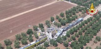 Scontro tra treni in Puglia, almeno 10 morti