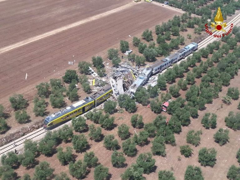 Scontro tra treni in Puglia, almeno 10 morti