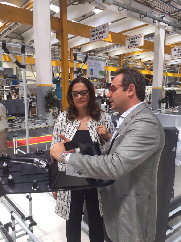 Camilla Sgambato visita stabilimenti Sapa nella Valle di Suessola