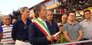 Aversa, De Cristofaro taglia il nastro nel primo tratto di via Roma per i saldi a mezzanotte