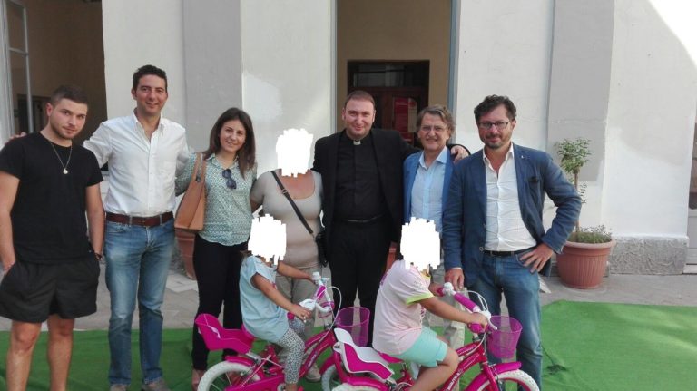Aversa, trovata sistemazione per famiglia che dormiva in stazione: sopralluogo di Borrelli