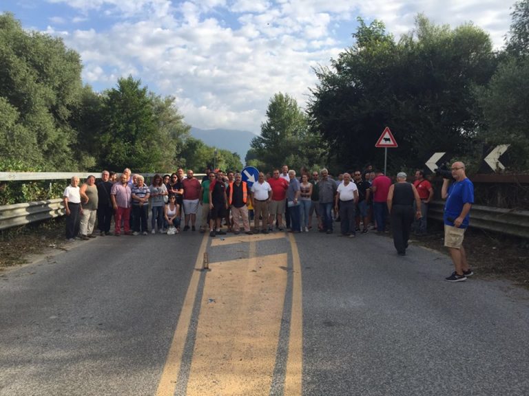 Alife, sindaco guida protesta al Ponte Margherita.  Cirioli: “aziende in ginocchio. Abbiamo bisogno di risposte celeri e certe”