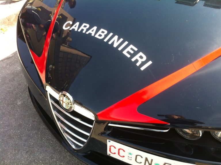 Quindici: invitato a spostare l’auto aggredisce i carabinieri