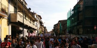 VIDEO – No puzza, migliaia in piazza: “Lotta fino alla chiusura della fabbrica”