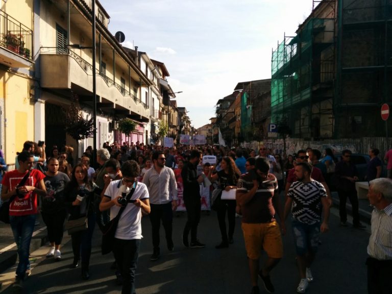 VIDEO – No puzza, migliaia in piazza: “Lotta fino alla chiusura della fabbrica”
